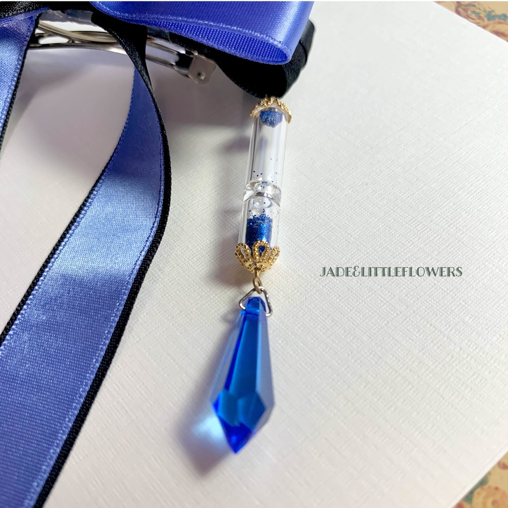 【ヴァニタスイメージ】ヴァニタスの手記、ヴァニタスのマントと耳飾りの概念アクセ、黒と青のサテンリボンに硫酸銅色の砂時計のヘアアクセサリー( ヘアゴム、バレッタ、キーホルダーから)