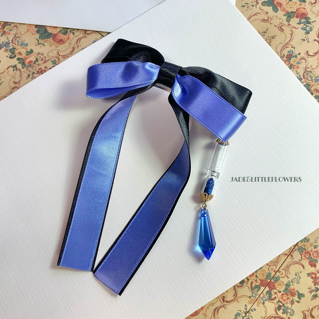 【ヴァニタスイメージ】ヴァニタスの手記、ヴァニタスのマントと耳飾りの概念アクセ、黒と青のサテンリボンに硫酸銅色の砂時計のヘアアクセサリー( ヘアゴム、バレッタ、キーホルダーから)