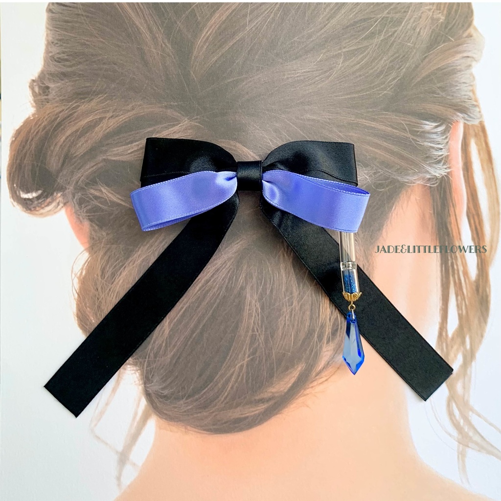 【ヴァニタスイメージ】ヴァニタスの手記、ヴァニタスのマントと耳飾りの概念アクセ、黒と青のサテンリボンに硫酸銅色の砂時計のヘアアクセサリー( ヘアゴム、バレッタ、キーホルダーから)