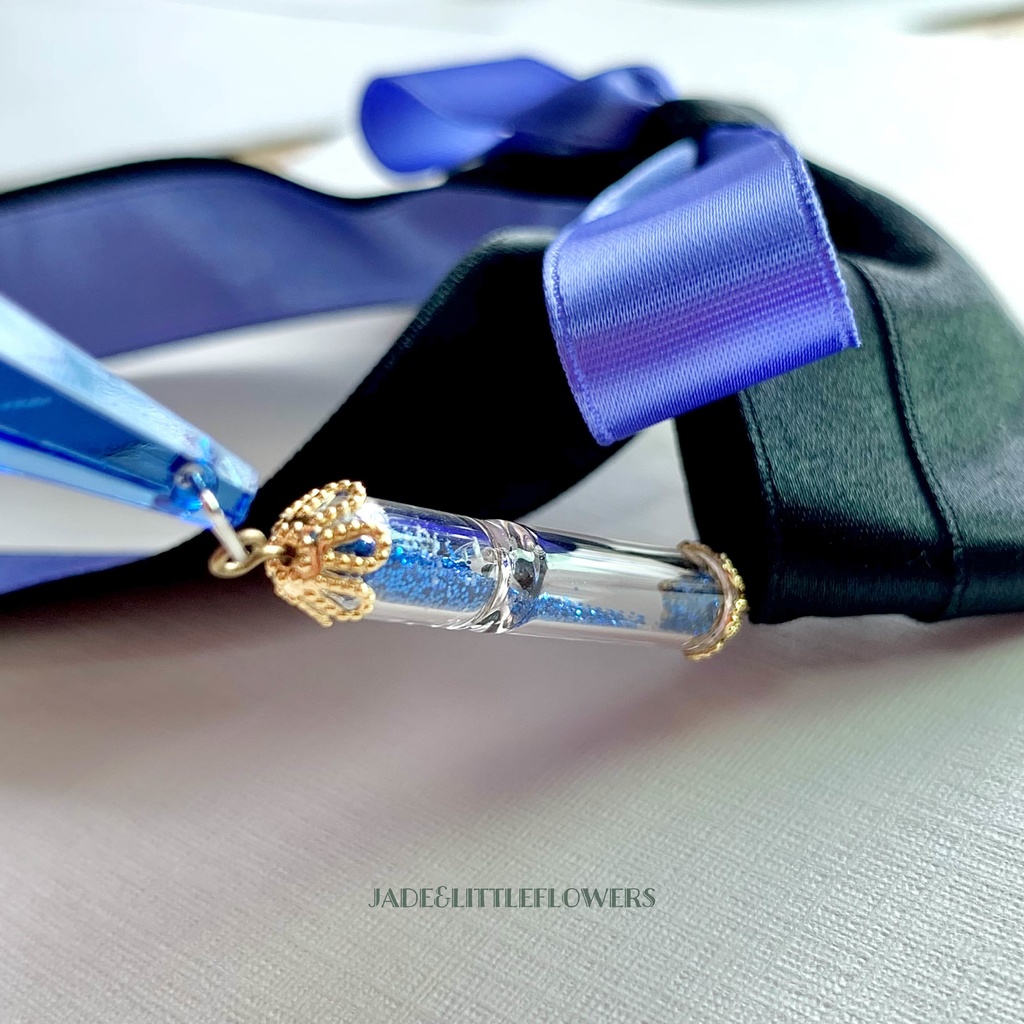 【ヴァニタスイメージ】ヴァニタスの手記、ヴァニタスのマントと耳飾りの概念アクセ、黒と青のサテンリボンに硫酸銅色の砂時計のヘアアクセサリー( ヘアゴム、バレッタ、キーホルダーから)