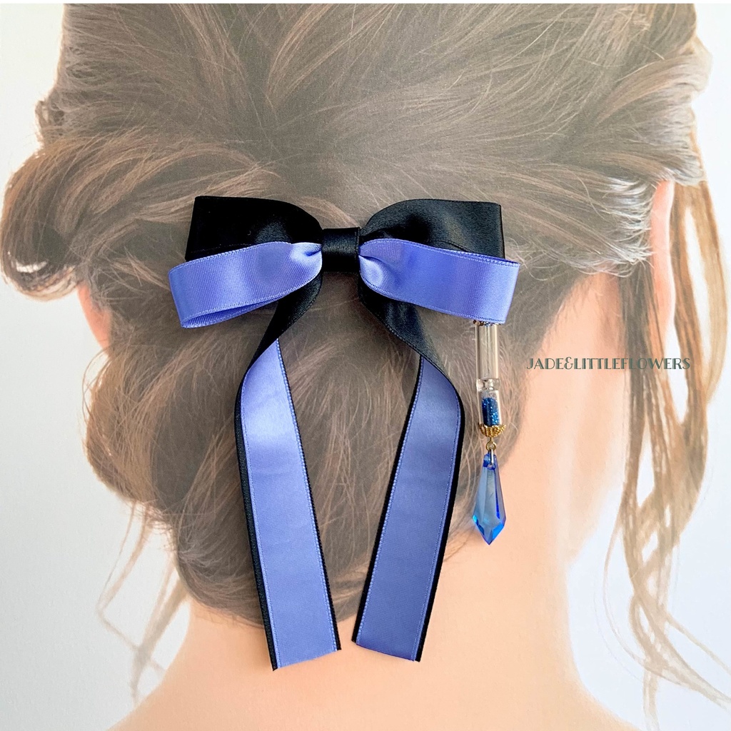 【ヴァニタスイメージ】ヴァニタスの手記、ヴァニタスのマントと耳飾りの概念アクセ、黒と青のサテンリボンに硫酸銅色の砂時計のヘアアクセサリー( ヘアゴム、バレッタ、キーホルダーから)