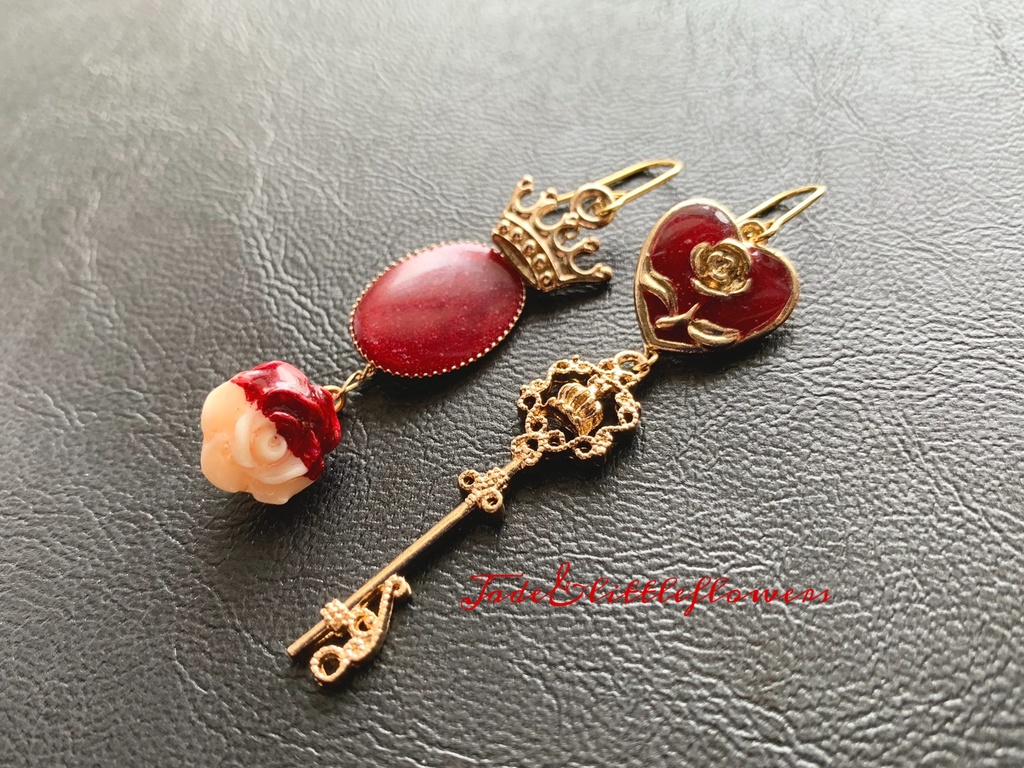 【リドル・ローズハートイメージ】ツイステハーツラビュル寮、寮服の概念アクセ、寮長の杖とマジカルペン、塗りかけた深紅のバラのピアス(イヤリングに変更可)