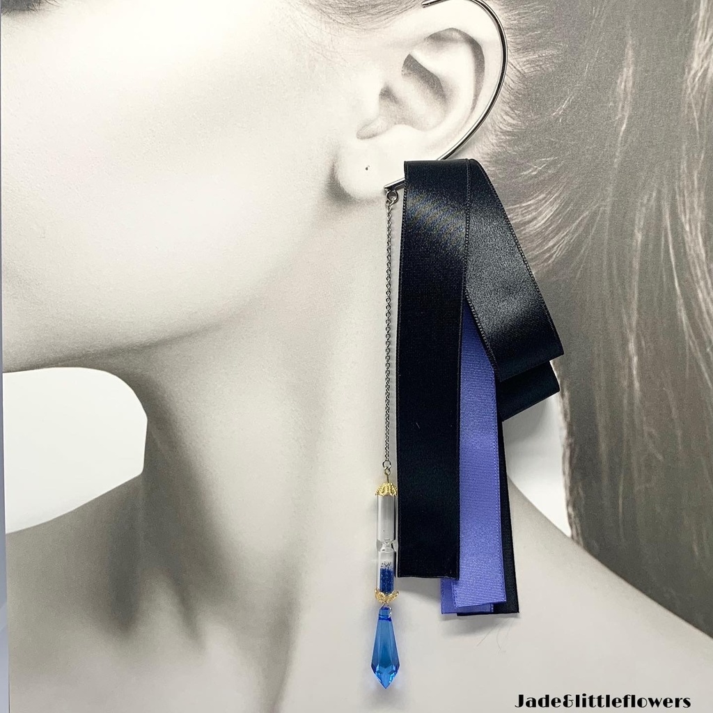 【ヴァニタスイメージ】ヴァニタスの手記、ヴァニタスのマントと耳飾りの概念アクセ、黒と青のサテンリボンに硫酸銅色の砂時計のイヤーフック