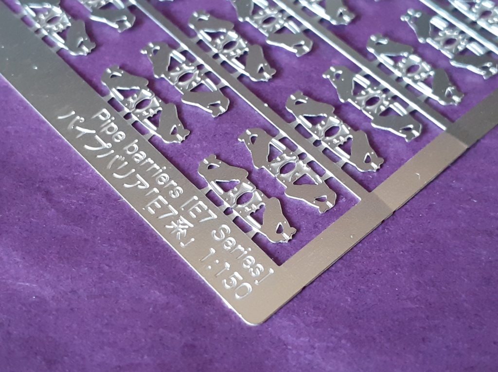 1:150 スケールのエッチングされたパイプバリア E7系