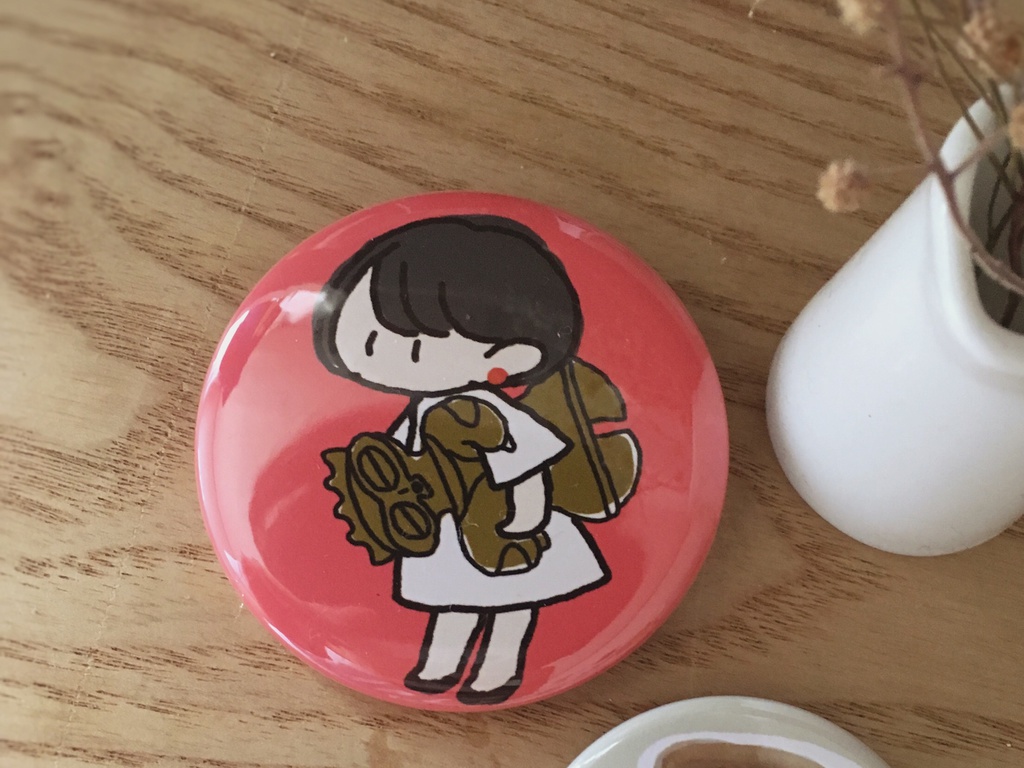 遮光器土偶抱え子缶バッジ