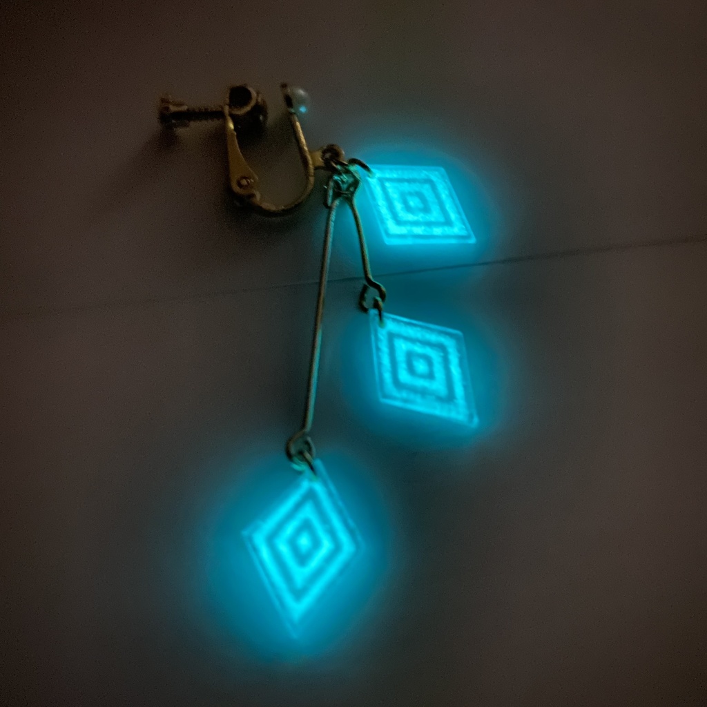 【ツイステ】《光るウロコ》 – 暗闇で静かに輝く、幻想的なハンドメイドピアス –