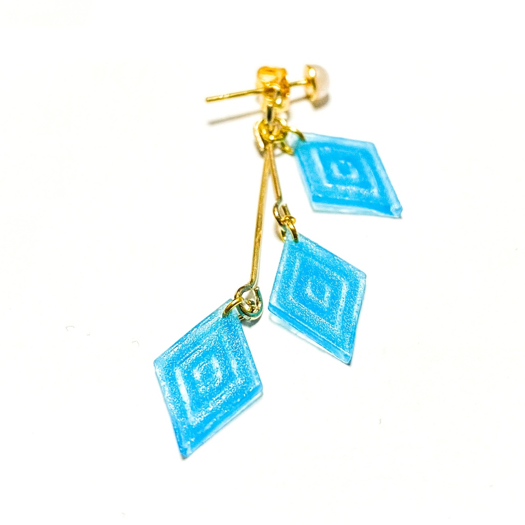 【ツイステ】《光るウロコ》 – 暗闇で静かに輝く、幻想的なハンドメイドピアス –