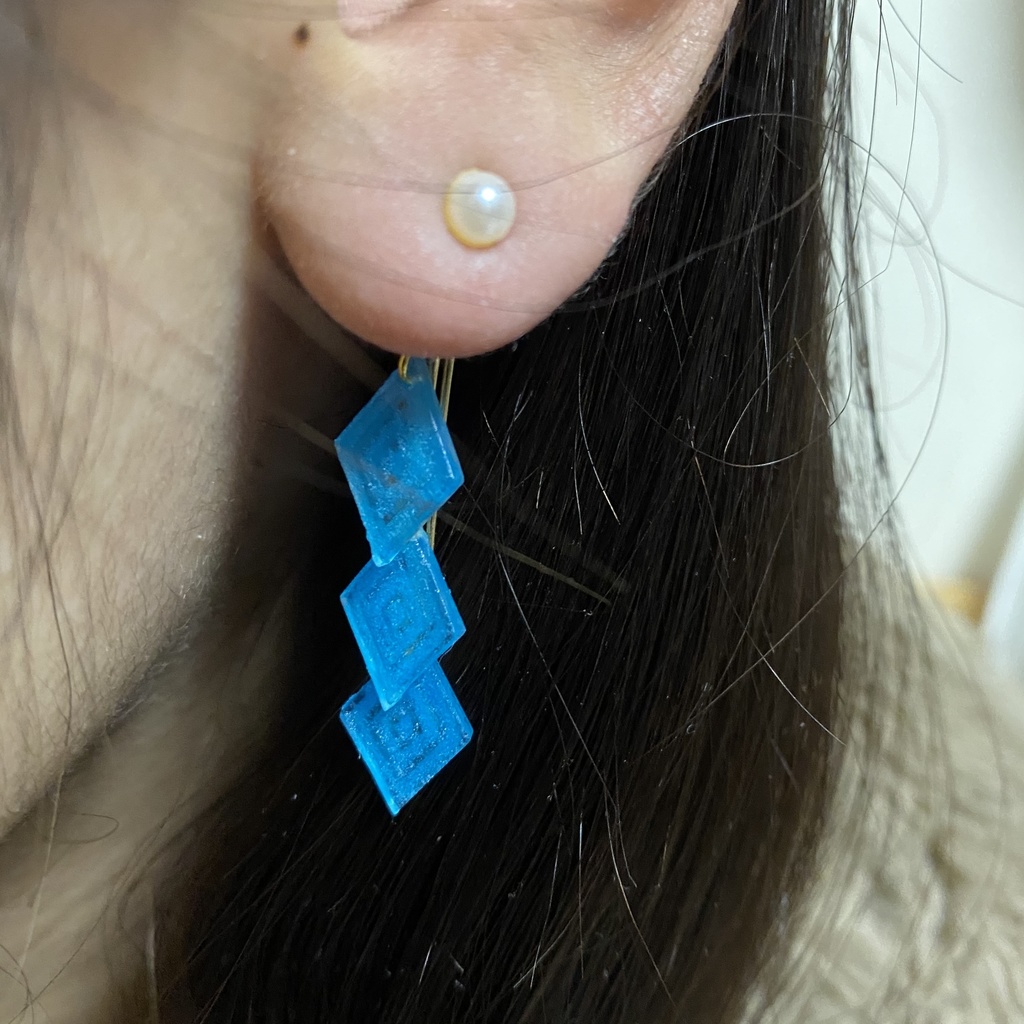 【ツイステ】《光るウロコ》 – 暗闇で静かに輝く、幻想的なハンドメイドピアス –