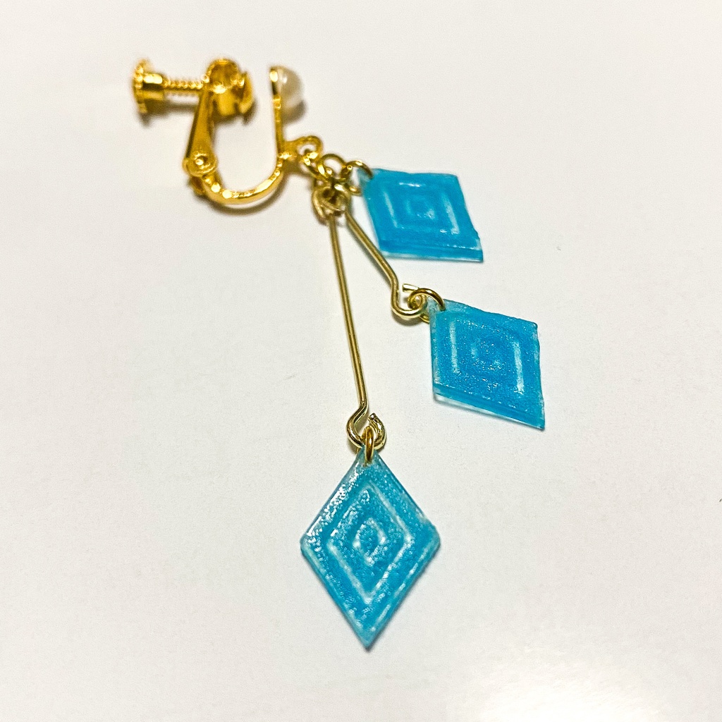 【ツイステ】《光るウロコ》 – 暗闇で静かに輝く、幻想的なハンドメイドピアス –