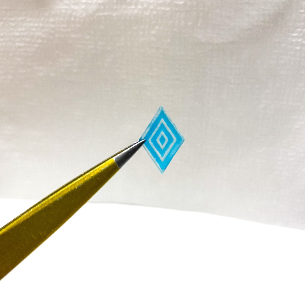 【ツイステ】《光るウロコ》 – 暗闇で静かに輝く、幻想的なハンドメイドピアス –