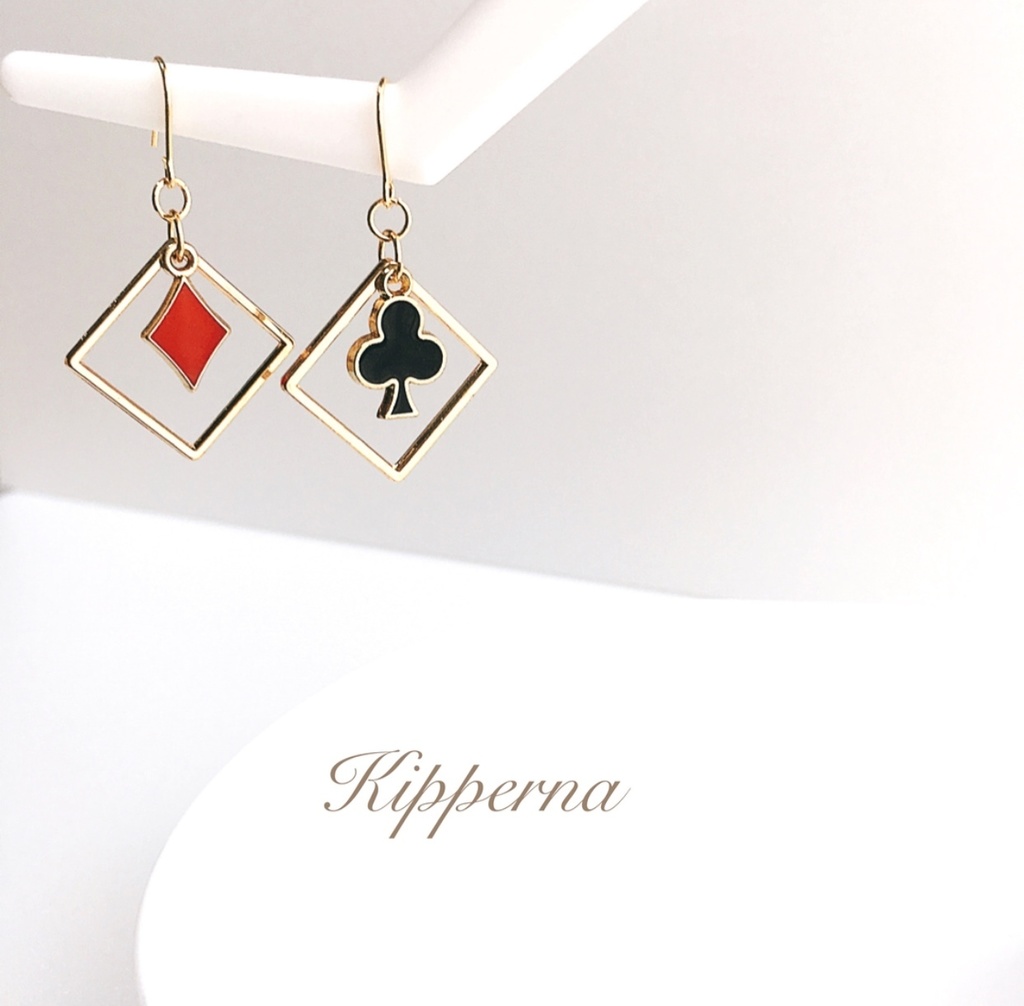 ♦️選べる♦️ 揺れる トランプ スクエア ゴールド フック ピアス 1ペア♠️ アクセサリー ♣️ ツイステ ツイステッドワンダーランド お好きな方にも