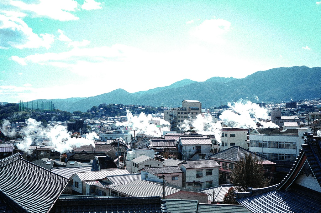 The Steam Zone: Field Report on Feline and Human Adaptations in Kannawa, Japan(KANNAWA蒸気帯観察記録)