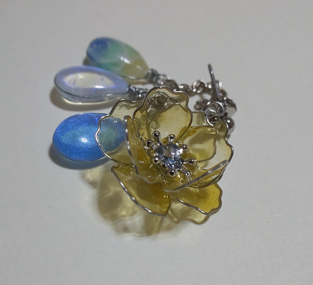 黄色いアネモネのピアス(イヤリング)下がり付