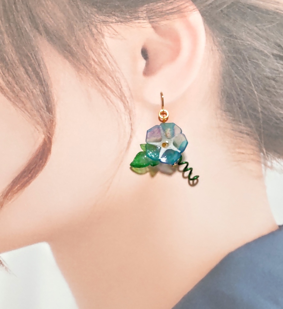 一輪の朝顔ピアス