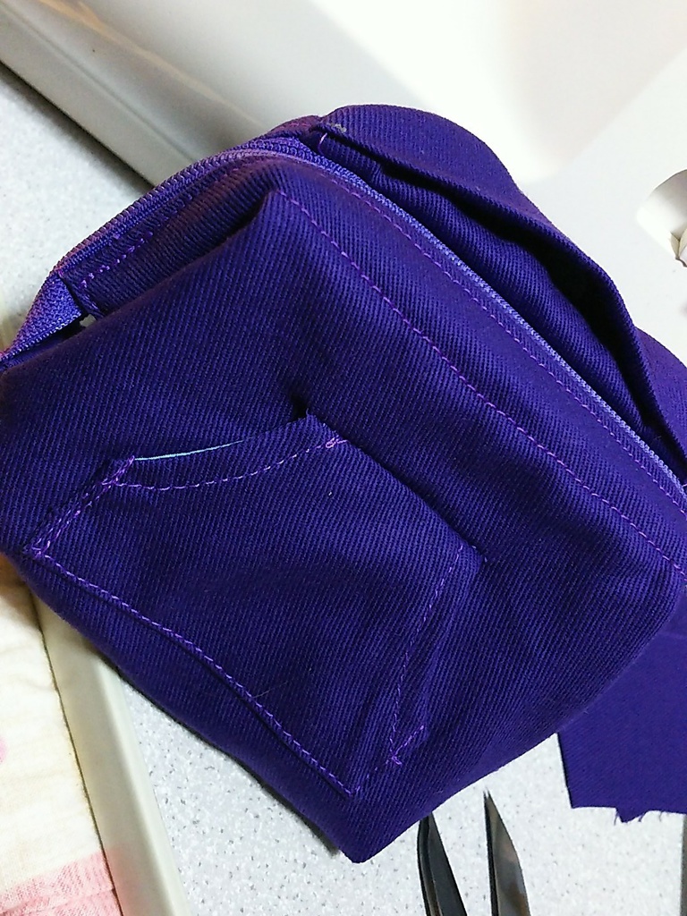 パーカーデザインのころころワイヤーポーチ