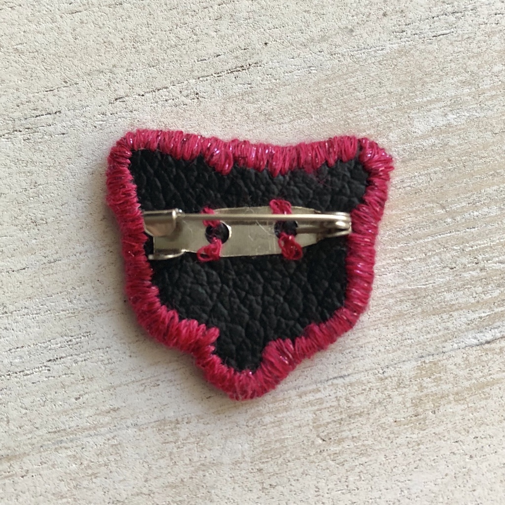 ジョジョ猫刺繍ブローチ(小)