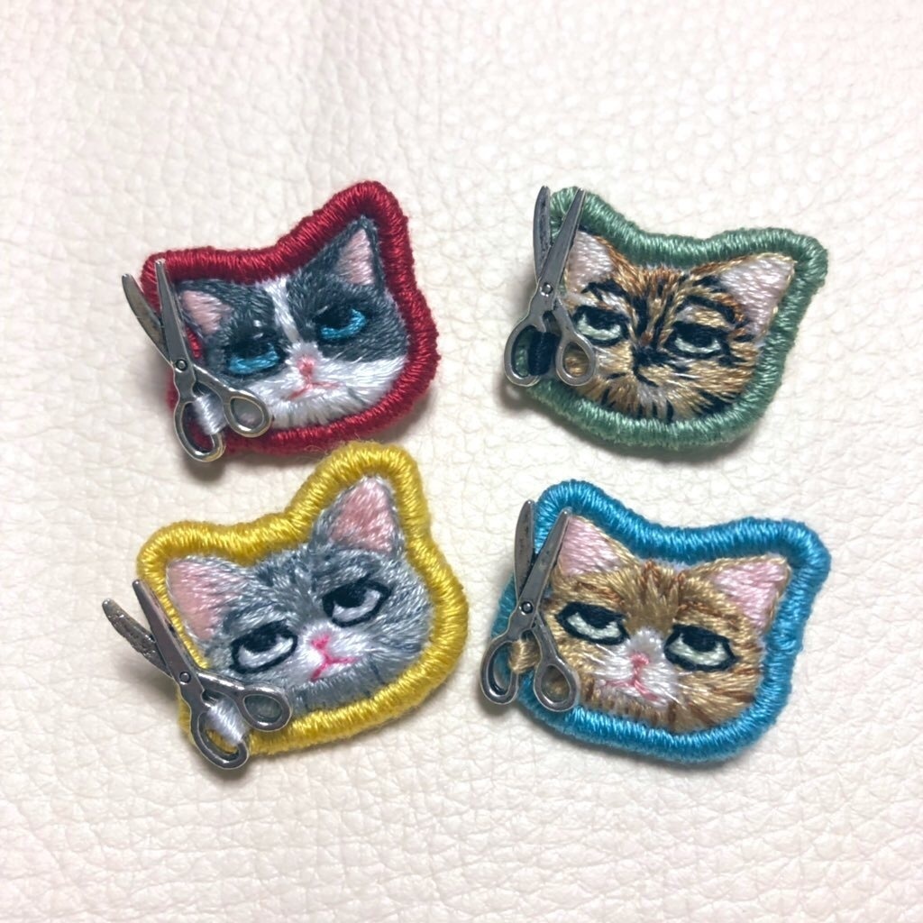 ぐるけつねこちゃん刺繍ブローチ 腹がこわれそう Booth