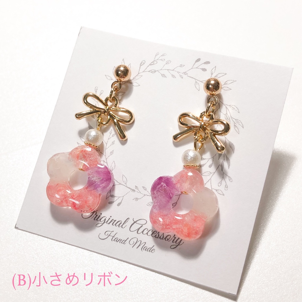 パステルカラーのお花の耳飾り(A), (B)