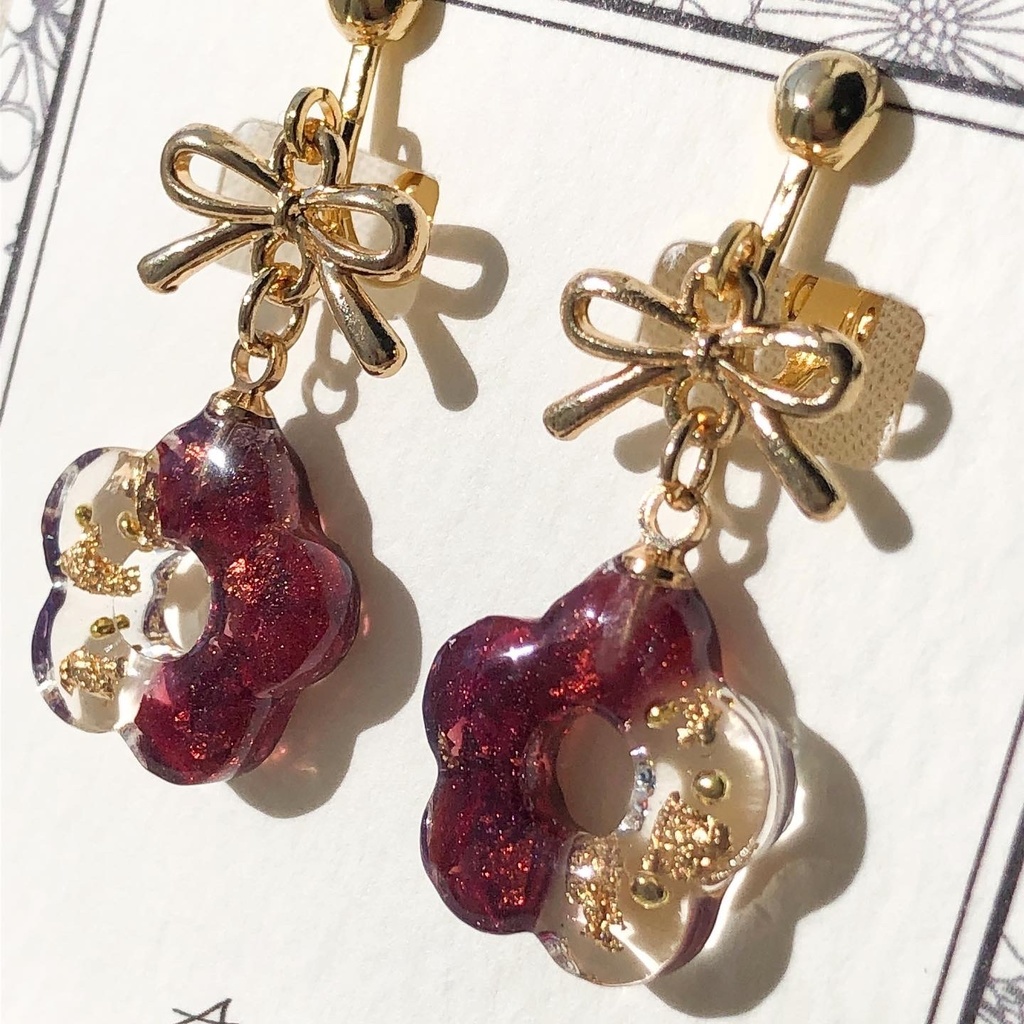 薔薇と小さなリボンの耳飾り