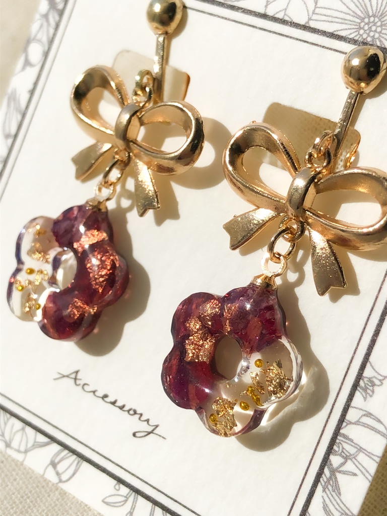 薔薇と大きなリボンの耳飾り