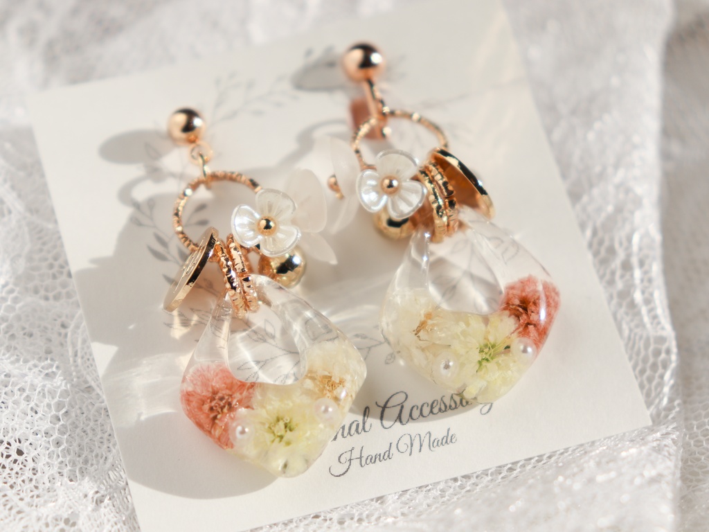 かすみ草の雫イヤリング(オレンジ)