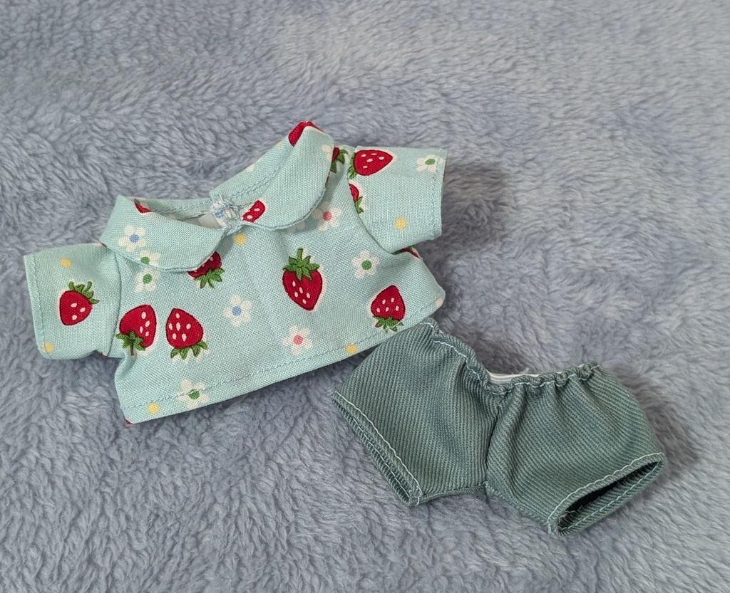 いちご柄シャツ・くすみ青ズボン