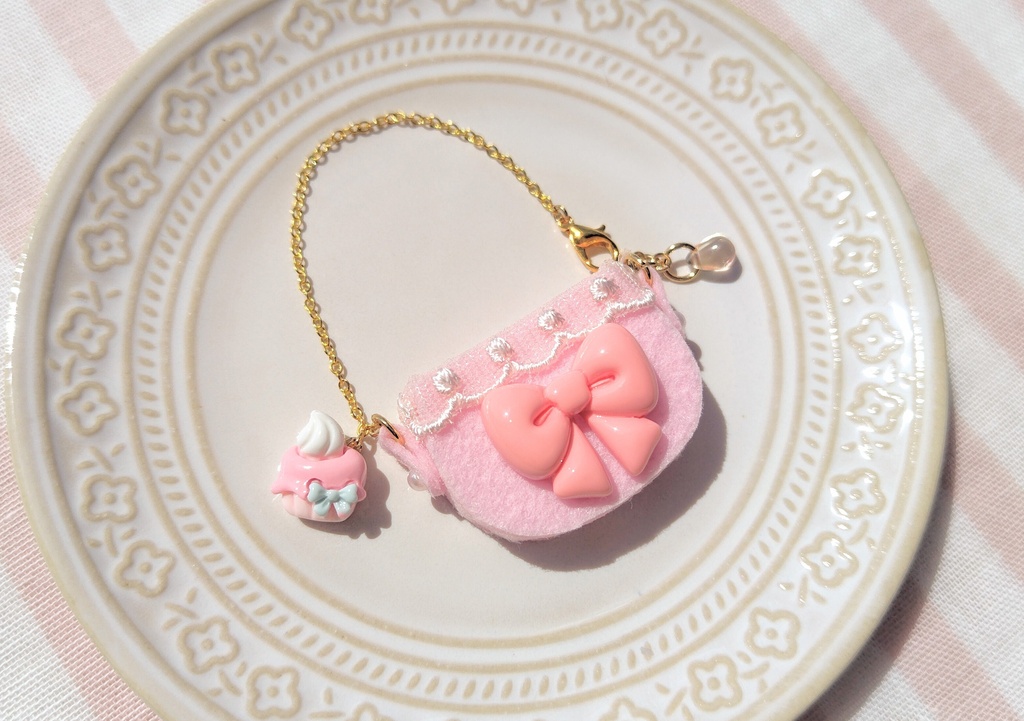 【小物が入る】リボンとカップケーキのポシェット〈ピーチ〉
