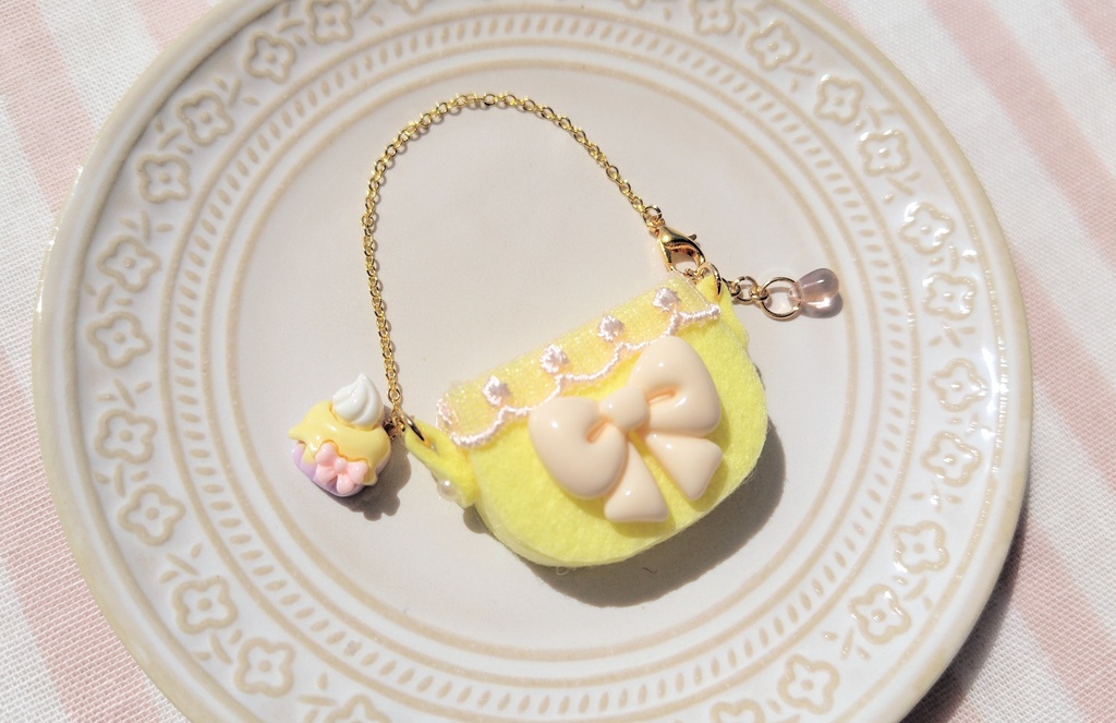 【小物が入る】リボンとカップケーキのポシェット〈レモン〉