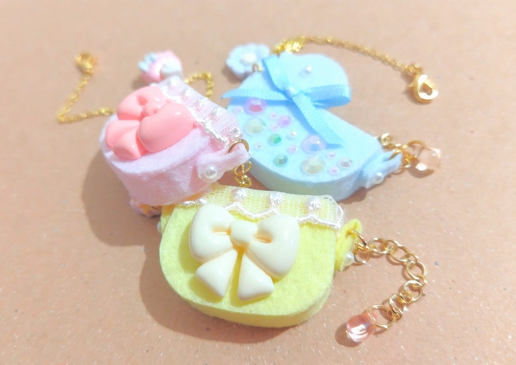 【小物が入る】リボンとカップケーキのポシェット〈レモン〉