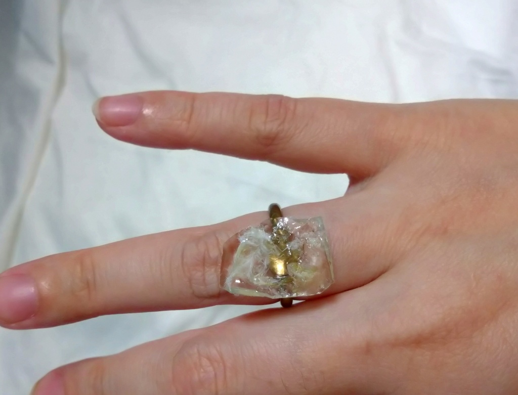 透明感ある鳥の羽の天然石風リング