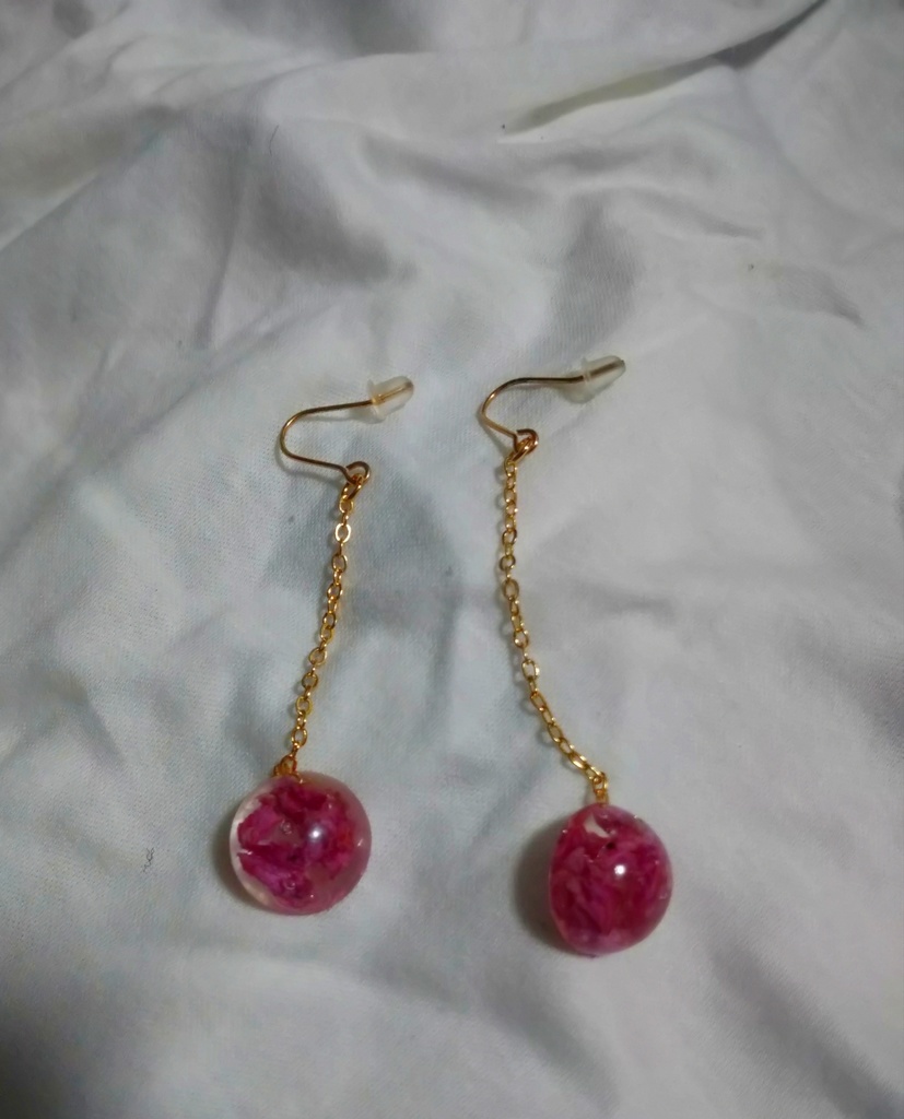 桜の花びらの揺れるピアス