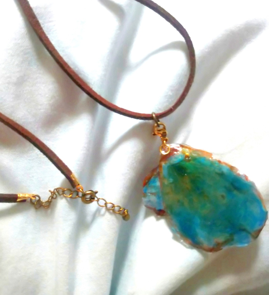 蝶々を模した山茶花で作ったネックレス