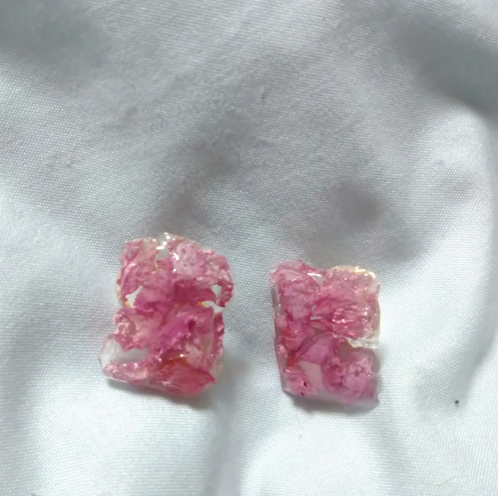 桜の花びらのスクエア型ピアス