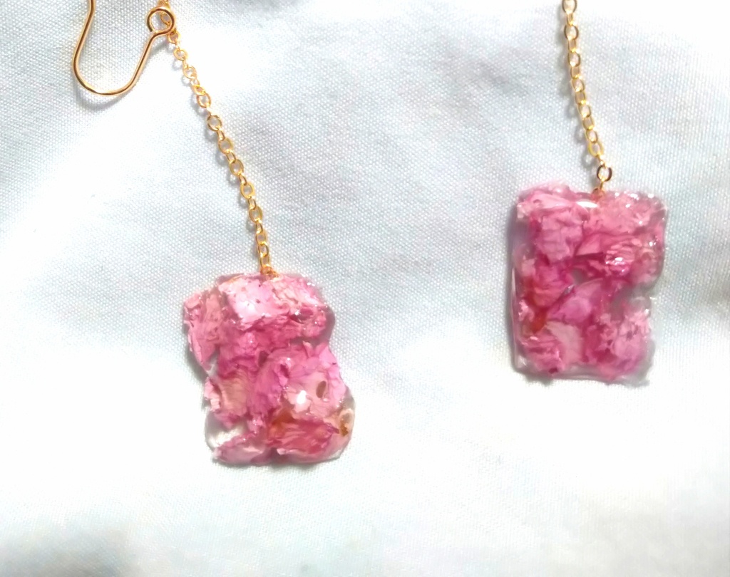 桜の花びらの揺れるスクエア型ピアス