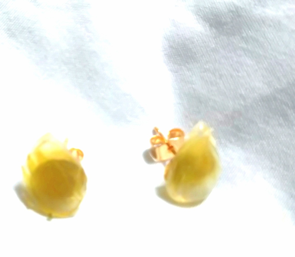黄色の鳥の羽の天然石風雫型ピアス