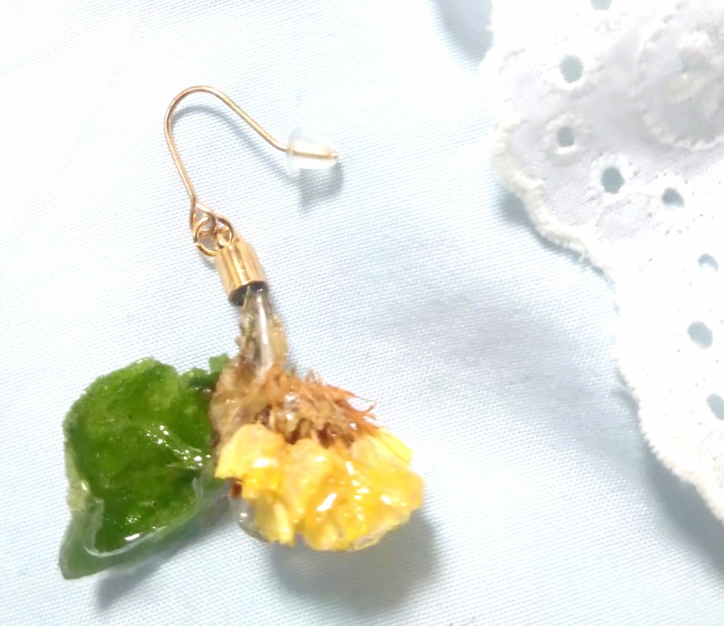 黄色い小花のピアス(片耳用)