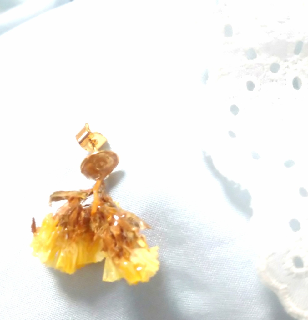 黄色い小花のピアス(片耳用)