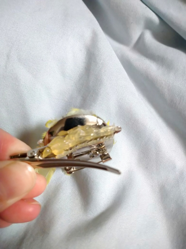鳥の羽根のブローチ