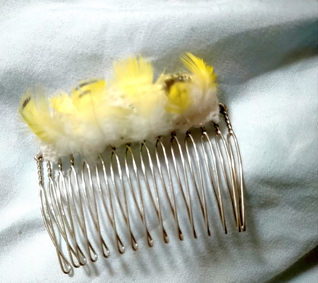 鳥の羽根のヘアコーム