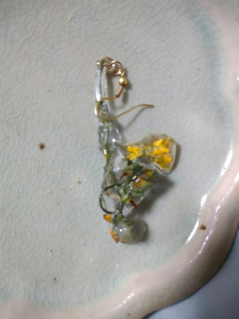 あなただけの野花のピアス