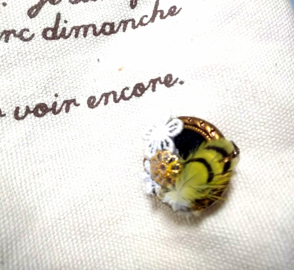 鳥の羽根の小さなバッジ