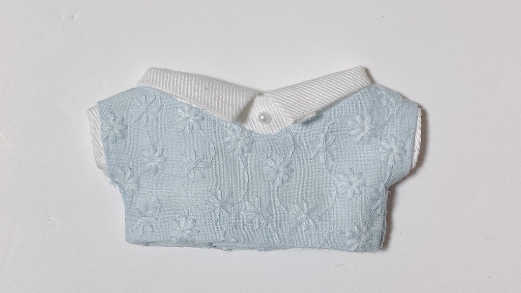 シャツとベストのレイヤード風