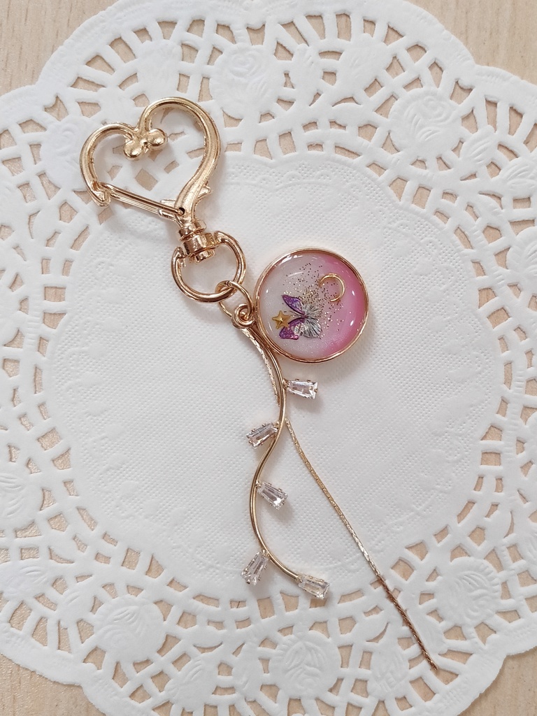 蝶のレジンキーホルダー(月)