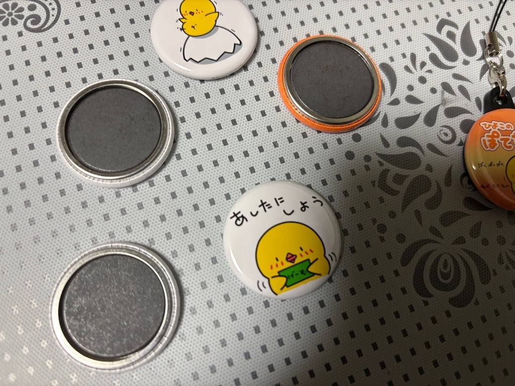 缶バッジ型磁石とストラップ