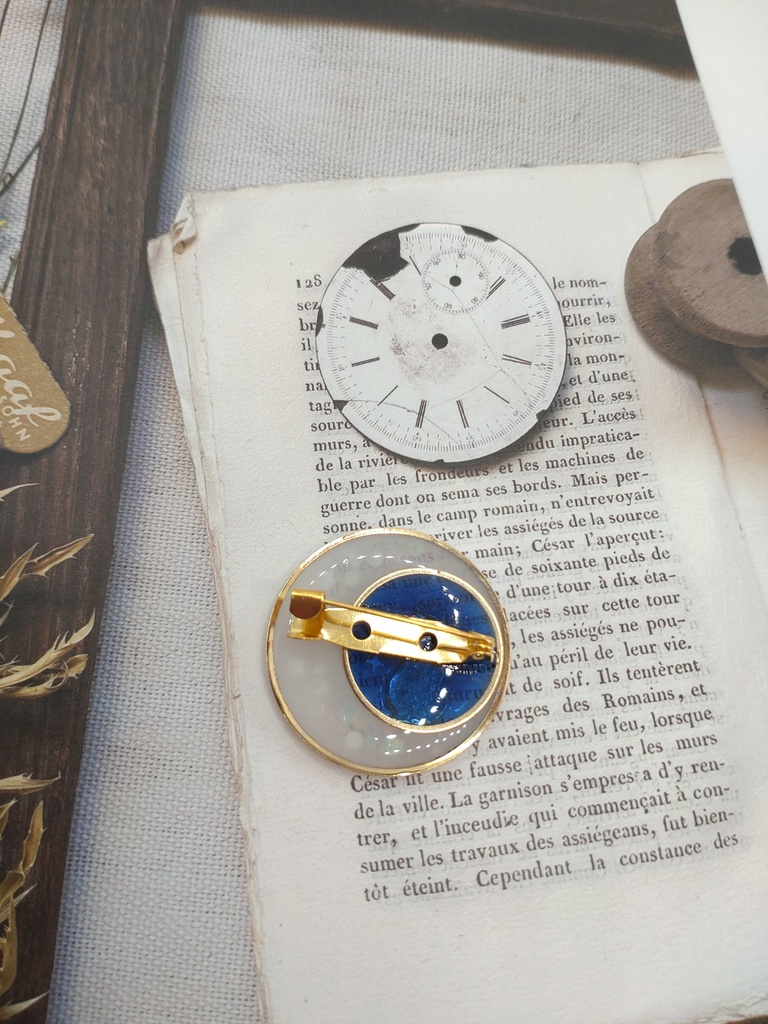 月とねこのブローチ