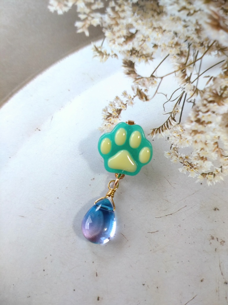 にくきゅうマスクチャーム