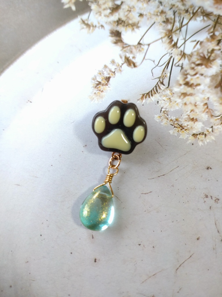 にくきゅうマスクチャーム