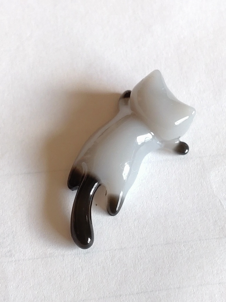 飛びつき猫さんチャーム(かわいい君の好きなもの)