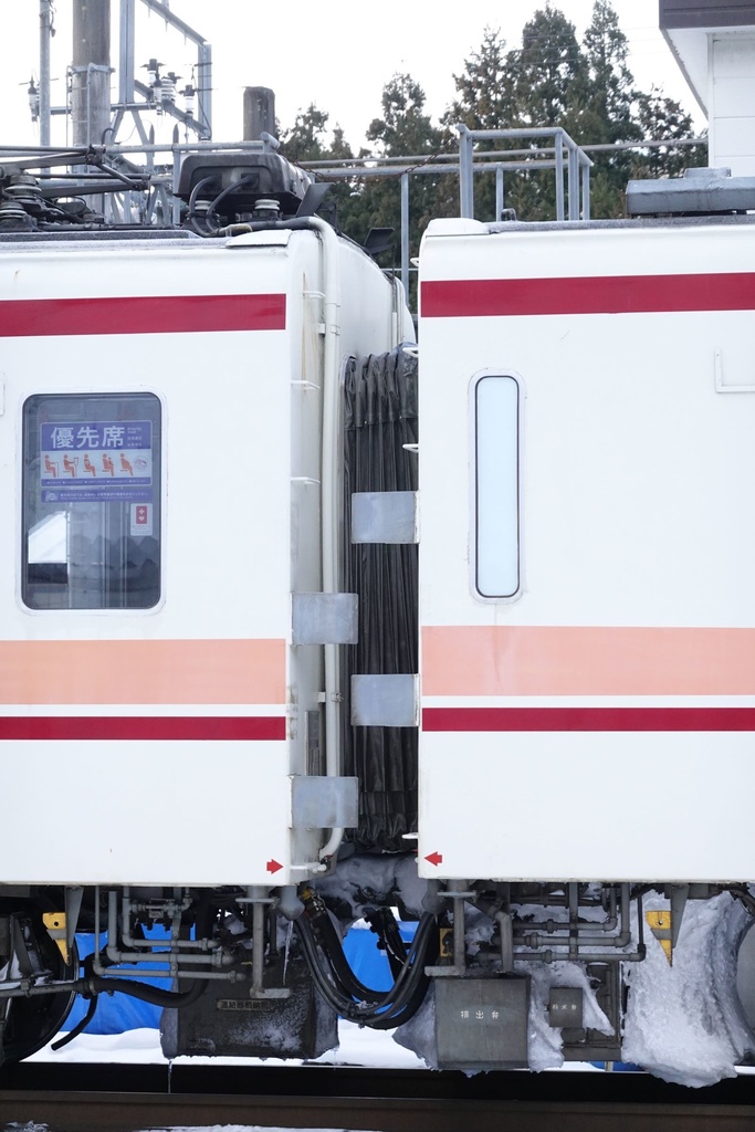 HO Tエボ東武6050用トイレタンク、車端配管パーツ