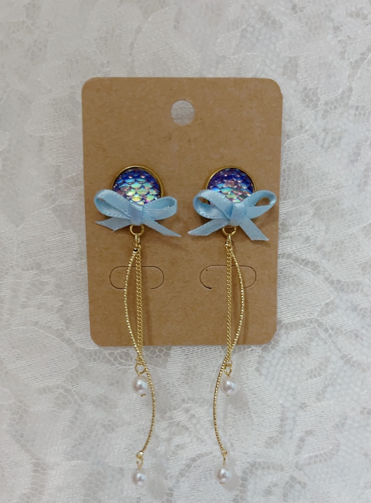 どこか見覚えがある鱗のピアス